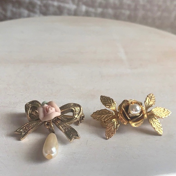 Two Vintage Rose Faux Pearl Brooches - Picture 1 of 7